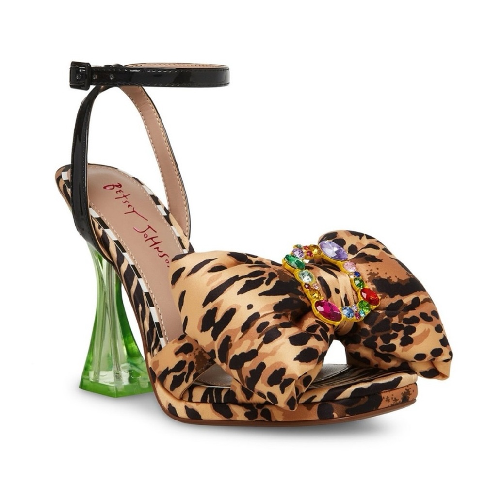 New NIB Betsy Johson Leopard Pollie Size 6